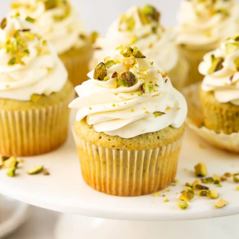 Cupcakes à la Pistache avec Glaçage au Mascarpone (sans mélange à pouding !)