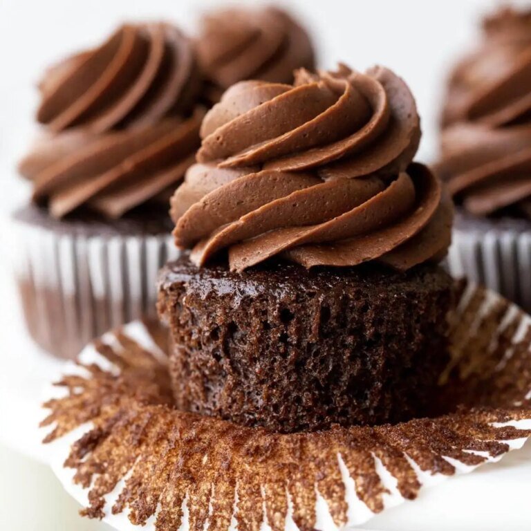 Recette de Cupcakes au Chocolat Moelleux et Humides facile et délicieux😋